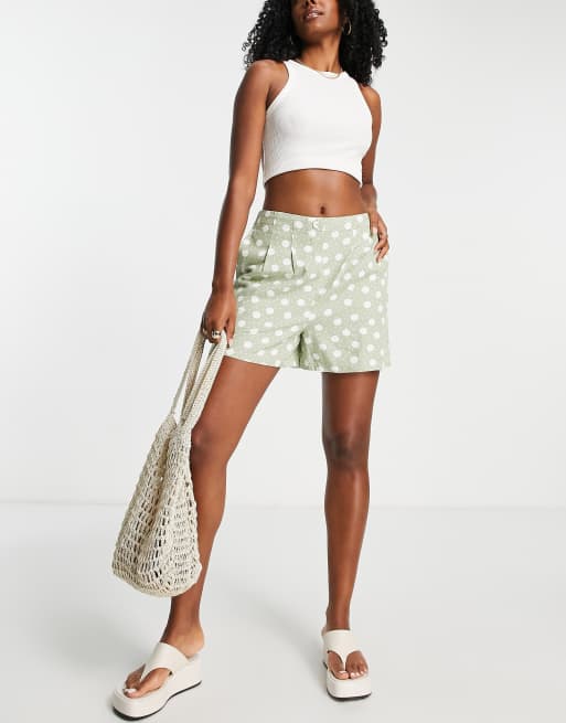 Pantalones cortos color salvia de talle alto con estampado de lunares de Vero Moda