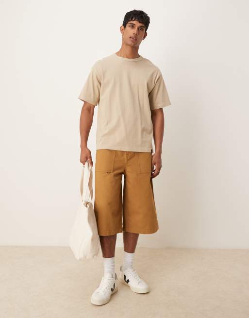 Pantalones cortos color tostado de corte alargado con bolsillos traseros con bordados de lona de ASOS DESIGN