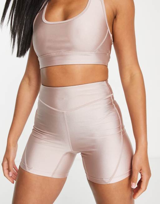 Pantalones cortos color visón ajustados con acabado brillante de HIIT