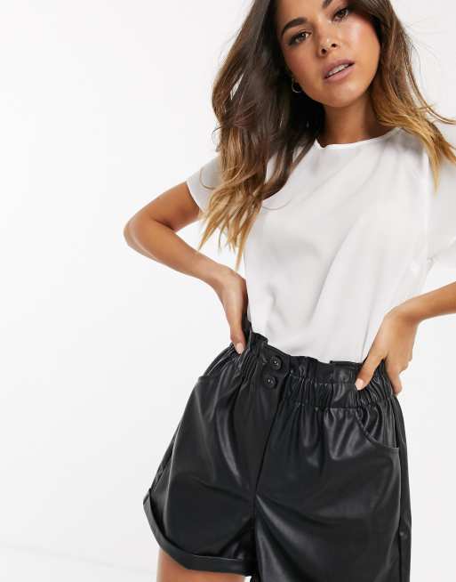 Pantalones cortos con cintura paperbag de cuero sintético en negro de New  Look | ASOS