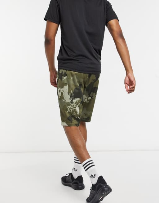 Pantalones cortos con estampado de camuflaje verde de la colección Training de adidas ASOS