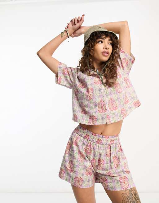 Pantalones cortos con estampado de flores y cuadros de Reclaimed Vintage parte de un conjunto