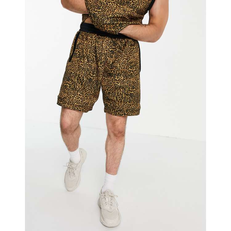Pantalones cortos con estampado de leopardo de adidas Originals