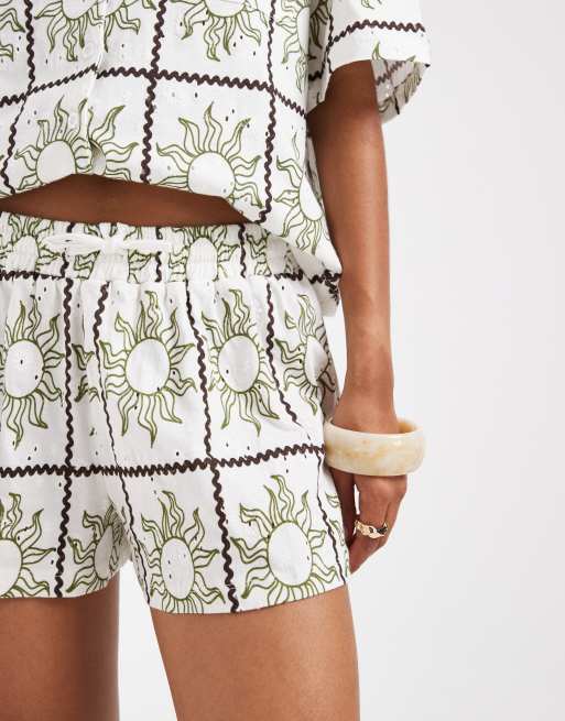 Pantalones cortos con estampado de soles y bordado de punto liso de ASOS DESIGN, 3 de 5