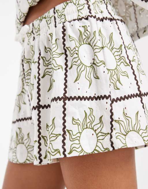 Pantalones cortos con estampado de soles y bordado de punto liso de ASOS DESIGN, 4 de 5