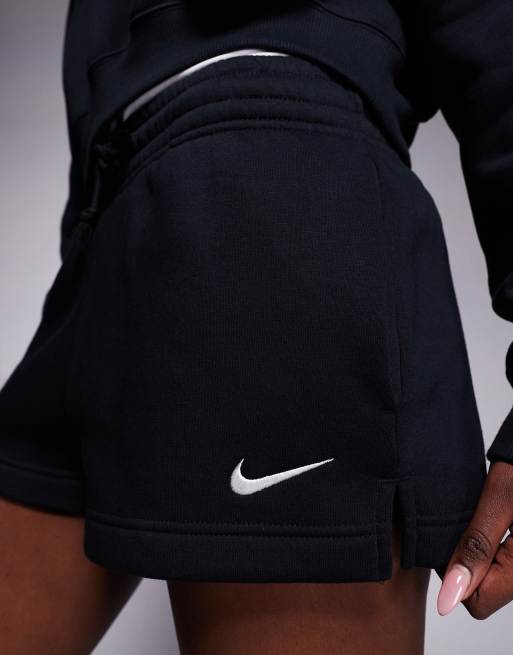 Pantalones cortos de 2" negros de talle medio Phoenix Fleece de Nike, 3 de 5