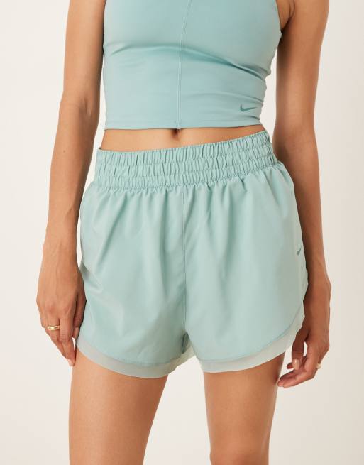 Pantalones cortos de 3" azul claro de talle alto con volantes Dri-FIT de Nike One Training, 5 de 5