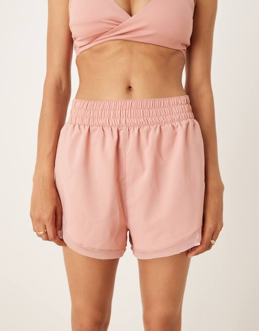 Pantalones cortos de 3" rosas de talle alto con vuelo Dri-FIT de Nike One Training, 3 de 5