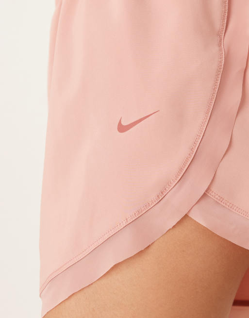 Pantalones cortos de 3" rosas de talle alto con vuelo Dri-FIT de Nike One Training, 4 de 5