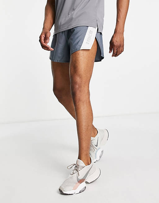 Hombre Pantalones cortos | Pantalones cortos de 4 pulgadas azul marino de tejido Dri-FIT Heritage de Nike Running - AC75285