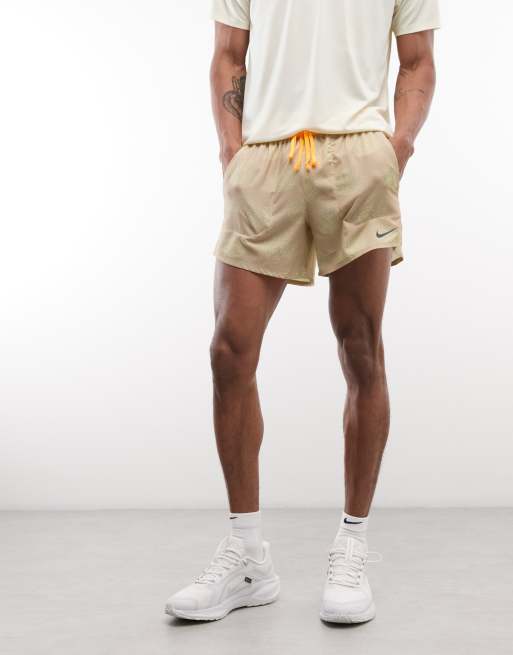 Pantalones cortos de 5" beis con estampado y forro Stride Dri-FIT de Nike Running, 2 de 5
