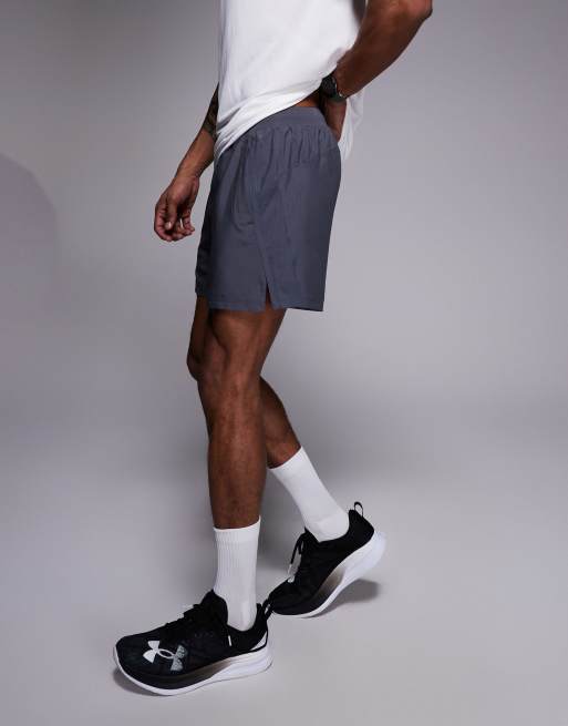 Pantalones cortos de 5" gris granito Launch de Under Armour, 3 de 5