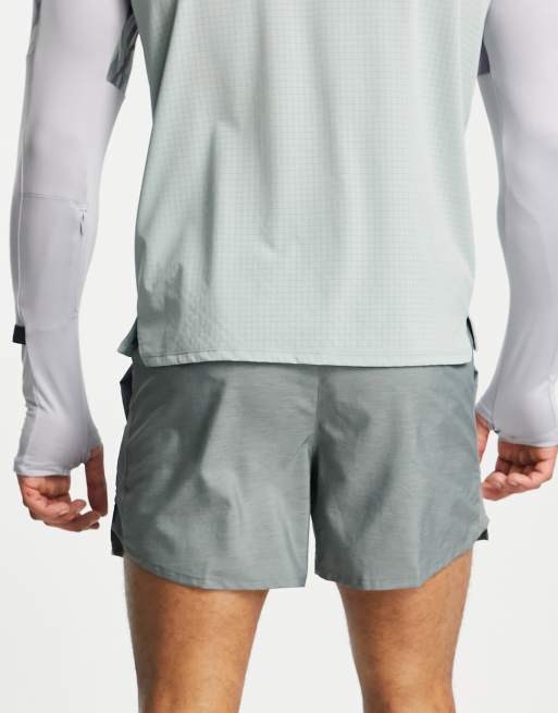 Pantalones cortos de 5" grises con diseño 2 en 1 Dri-FIT Challenger de Nike Running, 2 de 4