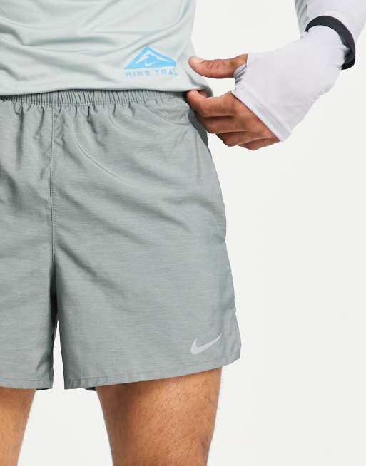 Pantalones cortos de 5" grises con diseño 2 en 1 Dri-FIT Challenger de Nike Running, 3 de 4