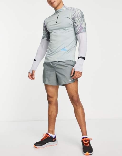 Pantalones cortos de 5" grises con diseño 2 en 1 Dri-FIT Challenger de Nike Running, 4 de 4