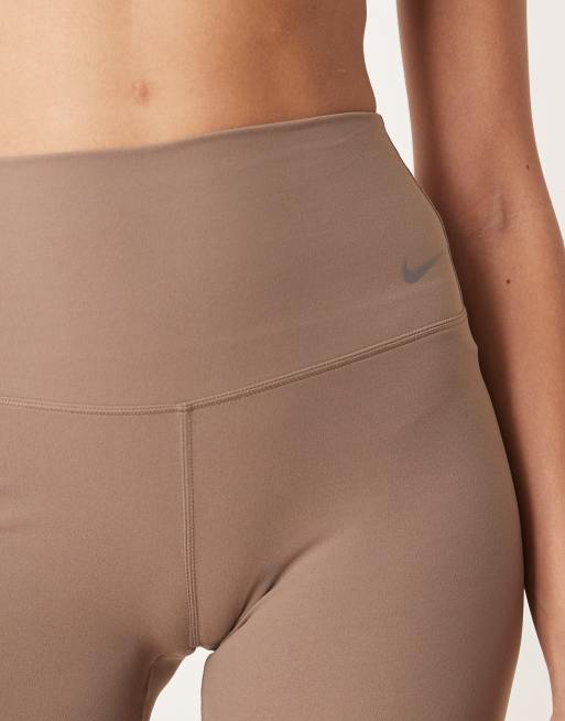 Pantalones cortos de 5" marrones de talle alto de tejido suave Dri-FIT Zenvy de Nike Training, 4 de 5