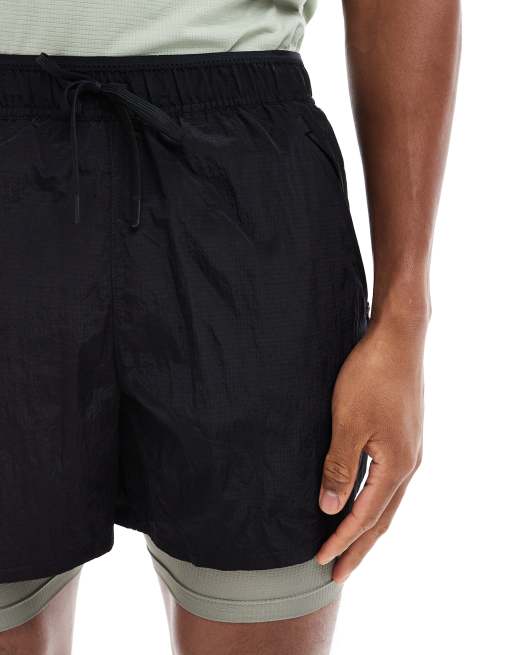 Pantalones cortos de 5" negros con diseño 2 en 1 Run Division Stride de Nike Running, 2 de 5