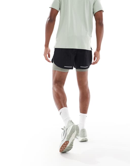 Pantalones cortos de 5" negros con diseño 2 en 1 Run Division Stride de Nike Running, 4 de 5
