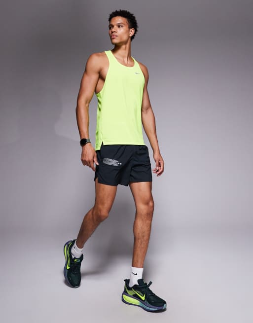 Pantalones cortos de 5 pulgadas negros Stride Dri-FIT de Nike Running, 2 de 5