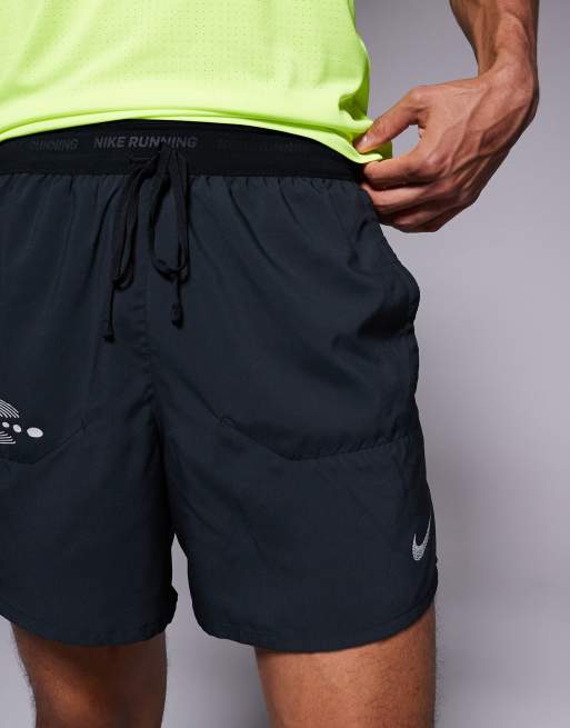 Pantalones cortos de 5 pulgadas negros Stride Dri-FIT de Nike Running, 4 de 5