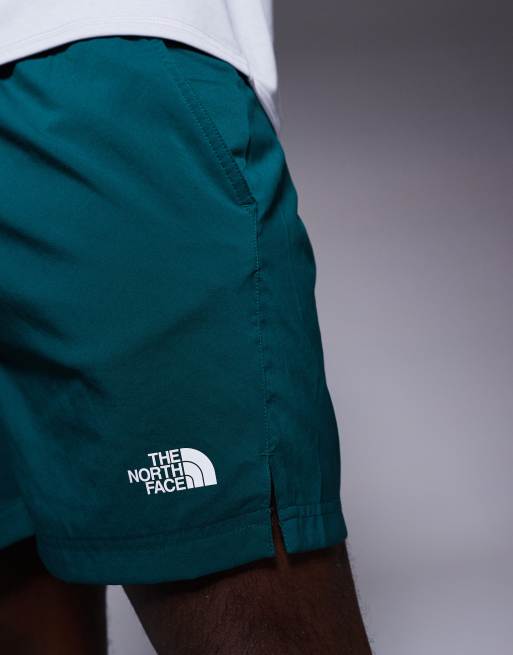 Pantalones cortos de 5" verde oscuro con logo 24/7 de The North Face, 2 de 5