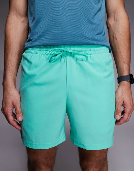 Pantalones cortos de 5" verdes básicos Sport Essentials de New Balance, 4 de 5