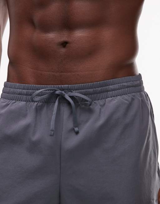 Pantalones cortos de 7" gris claro básicos Sport Essentials de New Balance, 5 de 5