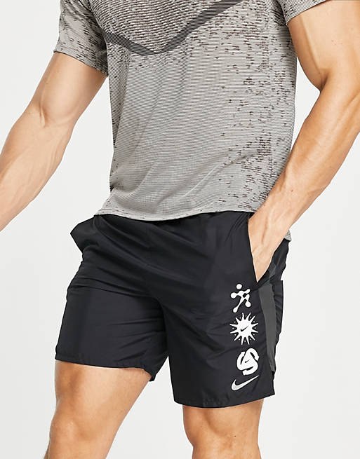 Hombre Pantalones cortos | Pantalones cortos de 7 pulgadas negros Wild Run Challenger Dri-FIT de Nike Running - AQ01236