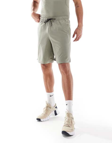 Pantalones cortos de 9" verde claro de tejido liso Dri-FIT Unlimited de Nike Training - view 1