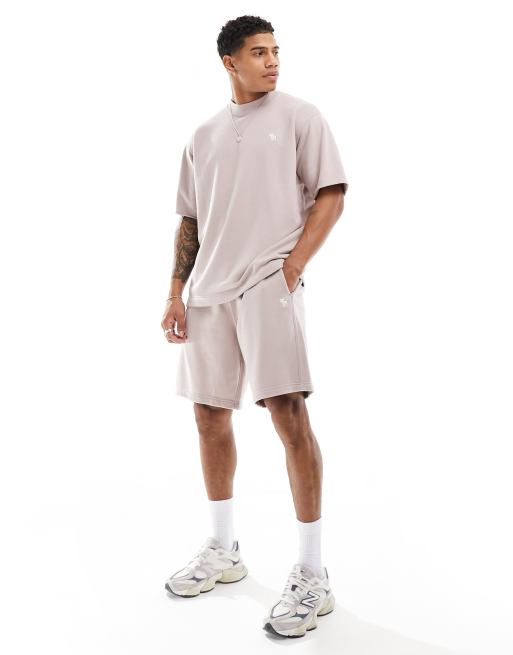 Pantalones cortos de chándal color topo con logo de felpa rizada de Abercrombie & Fitch (parte de un conjunto)