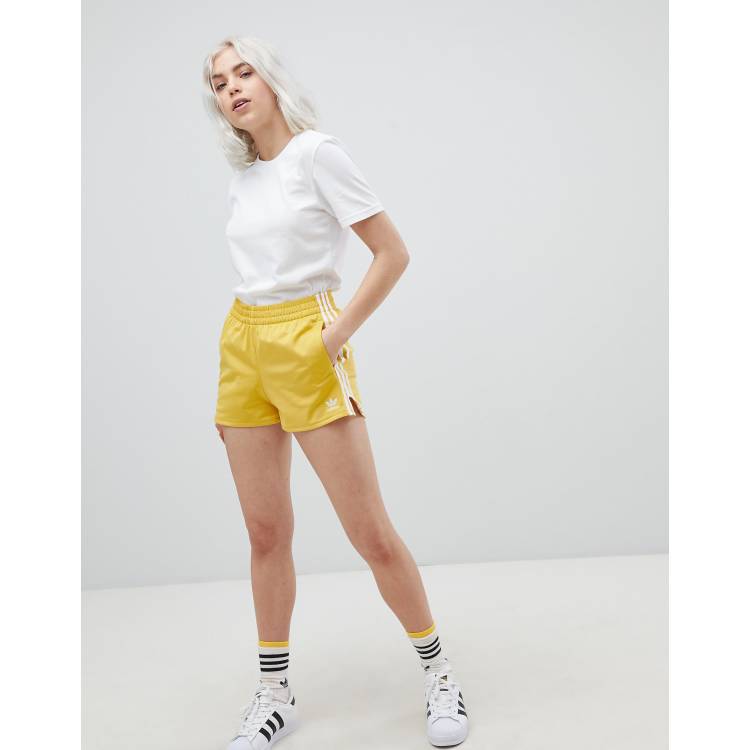 Pantalones cortos de chándal en amarillo con rayas adicolor de adidas Originals | ASOS