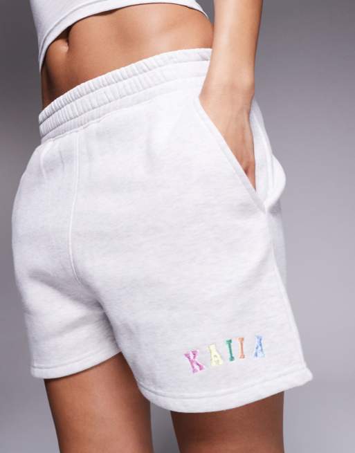 Pantalones cortos de chándal gris jaspeado con logo bordado estilo arcoíris de mezcla de algodón de Kaiia (parte de un conjunto)  , 3 de 5