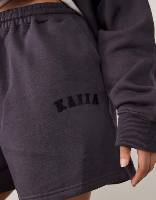 Pantalones cortos de chándal gris oscuro con logo bordado de tejido rico en algodón de Kaiia Plus (parte de un conjunto), 4 de 5
