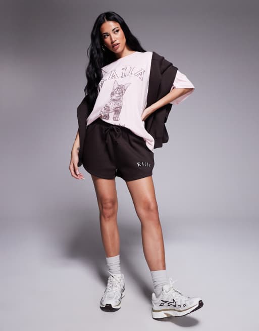 Pantalones cortos de chándal marrón chocolate con logo bordado de Kaiia (parte de un conjunto)