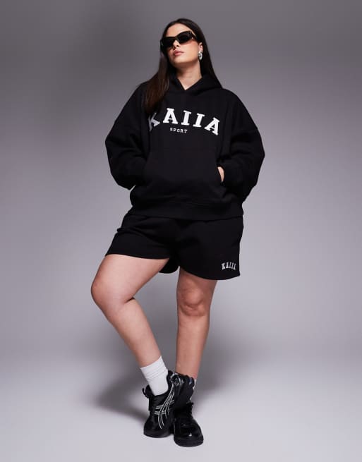 Pantalones cortos de chándal negros con logo bordado de Kaiia Plus (parte de un conjunto) 