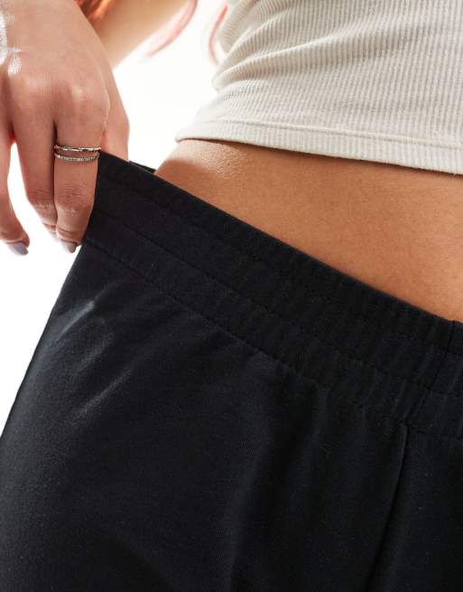 Pantalones cortos de chándal negros de talle bajo con cinturilla elástica de COLLUSION, 2 de 5