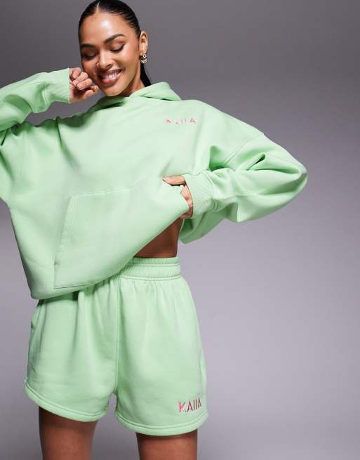 Pantalones cortos de chándal verde lima con logo bordado de tejido rico en algodón de Kaiia (parte de un conjunto)  , 3 de 5