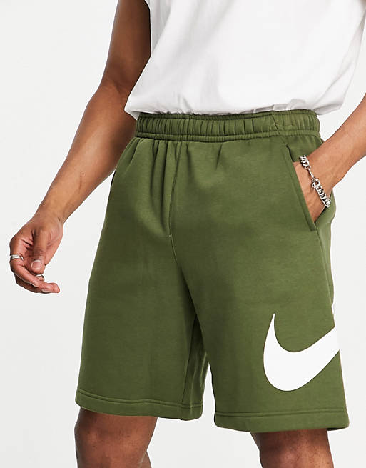Hombre Pantalones cortos | Pantalones cortos de chándal verde militar con logo grande Club de Nike - KK40830
