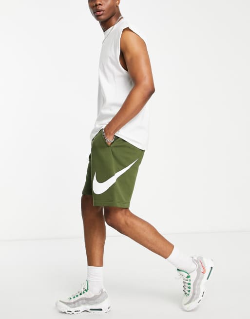 Pantalones cortos de verde con logo grande de Nike | ASOS