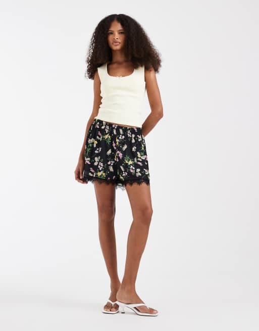 Pantalones cortos de malla con estampado floral y ribete de encaje de ASOS DESIGN, 2 de 5