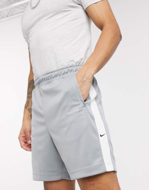 Pantalones cortos de de poliéster con logo en gris de Nike ASOS