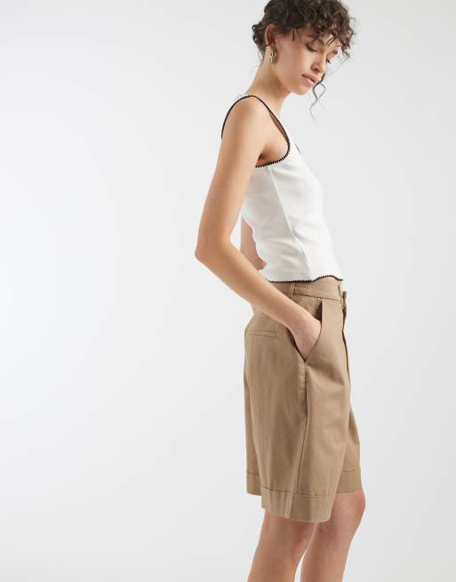 Pantalones cortos de sastre beis claro estilo bermudas de talle alto de ONLY, 2 de 5