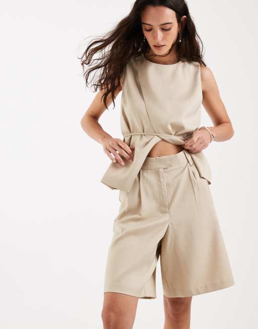 Conjunto beis de pantalones cortos y top estilo chaleco de traje sin mangas con detalle cruzado de 4th & Reckless, 3 de 3