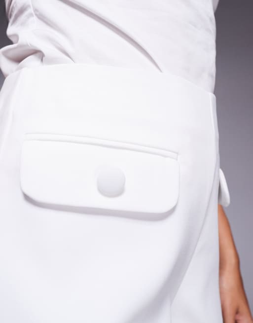Pantalones cortos de sastre blancos con detalle de bolsillos de River Island, 3 de 5