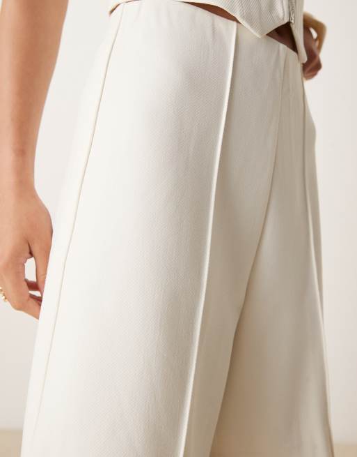 Pantalones cortos de sastre blancos de corte alargado con nervios de sarga de YAS (parte de un conjunto), 2 de 5