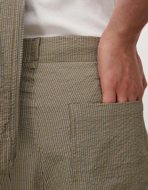 Pantalones cortos de sastre caquis de corte skater alargado de COLLUSION, 3 de 5