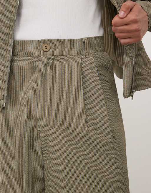 Pantalones cortos de sastre caquis de corte skater alargado de COLLUSION, 5 de 5