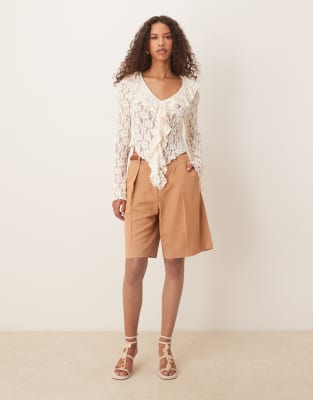 Pantalones cortos de sastre color moca estilo bermudas de corte alargado de tejido efecto lino de ASOS DESIGN