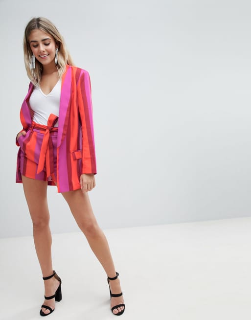 Traje con americana y pantalones cortos a rayas llamativas de Missguided, 3 de 3
