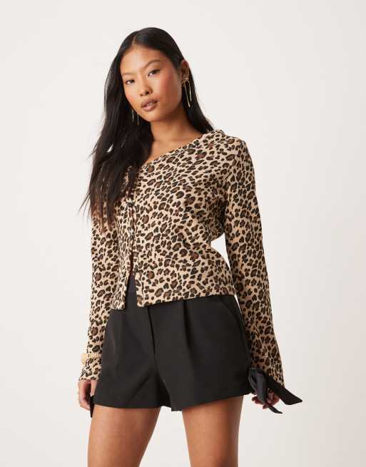 Pantalones cortos de sastre negros con detalle de cinta de Miss Selfridge Petite